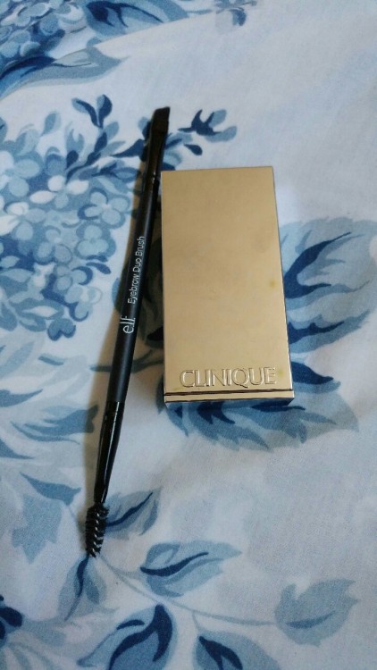 Clinique Brow Shaper Charcoaled 4/5 Good: dark gray color, a lot of product Bad: included brush can 