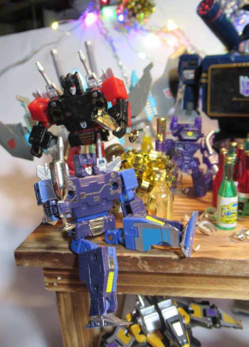 happy new year!please drink responsibly unlike these robots  (´Д｀);;;;