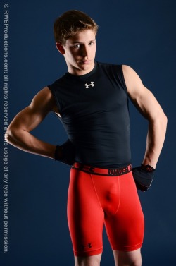 megayussufabdella:  undieguy22:Jeremiah in UnderArmour Bulges In the Light, Bulges In The Night.  Feemoquiero