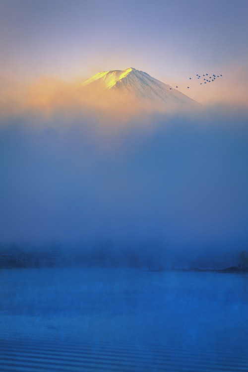 libutron: Golden Hour | ©Chaluntorn Preeyasombat Mt. Fuji (Fujisan) in the morning. Taken from 