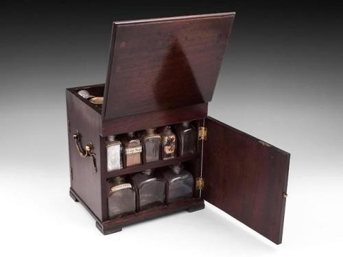 cair&ndash;paravel:Medicine chest c. 1800, made by Ireland &amp; Hollier, Apothecaries &