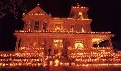 mypatronus:  The Great Pumpkin House Every halloween season, the house at 748 Beech Street in Kenova, West Virginia is transformed into the Great Pumpkin House. The owner, Ric Griffith and hundreds of other volunteers carve thousands of pumpkins for