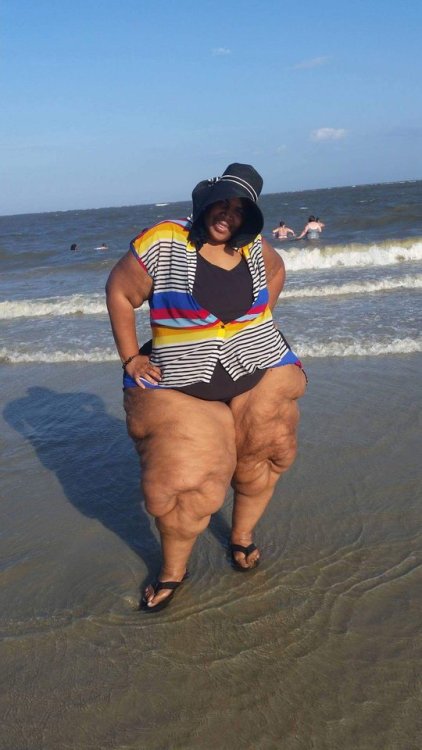 blacksupersizedasses:Look at those THUNDA THIGHS!!!