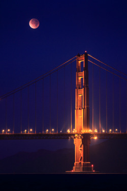 drxgonfly:  Lunar Eclipse over the Golden Gate Bridge (by Rob Kroenert) 