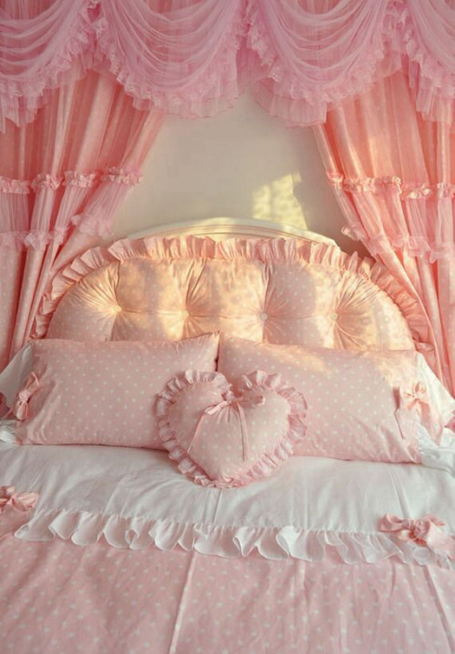 porcelainpastelprincess:I love frilly things ♡