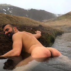 mathiazh:  When there is nobody around 🐽💦 #hotriver #iceland #skinnydipping #nature  (bij Reykjadalur)
