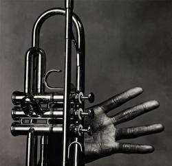 photo-reactive: Irving Penn (1917-2009) - Miles Davis, main et trompette, New York, 1 Juillet 1986