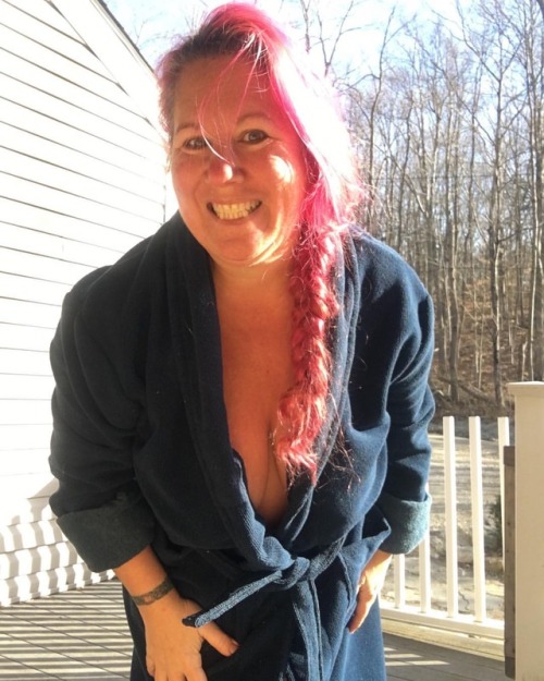 Beautiful sunny morning!! Happy Saturday everyone!! #bbw #curvy #milf #olderwoman #hotwife #phat