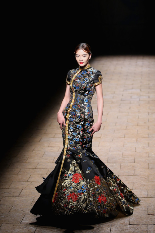 the-goddamazon:  global-fashions:  Zhang Zhifeng - 2015 NE-TIGER Haute Couture, Mercedes-Benz China Fashion Week S/S 2015 This collection is on another level   Between China and India the fashion is always god-tier.