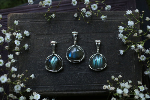 These are very dainty labradorite pendants, lightweight but yet still an eye catcher due to their be