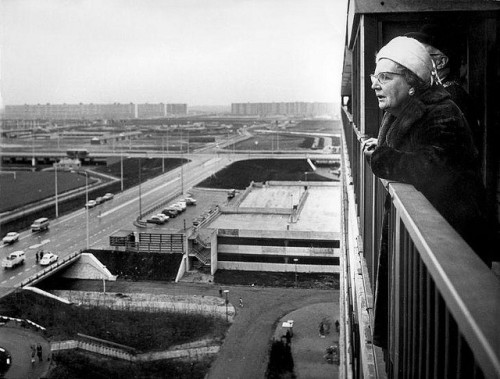 komalantz: Juliana op balkon in Bijlmermeer / Juliana on a balcony in Amsterdam by Nationaal Archief