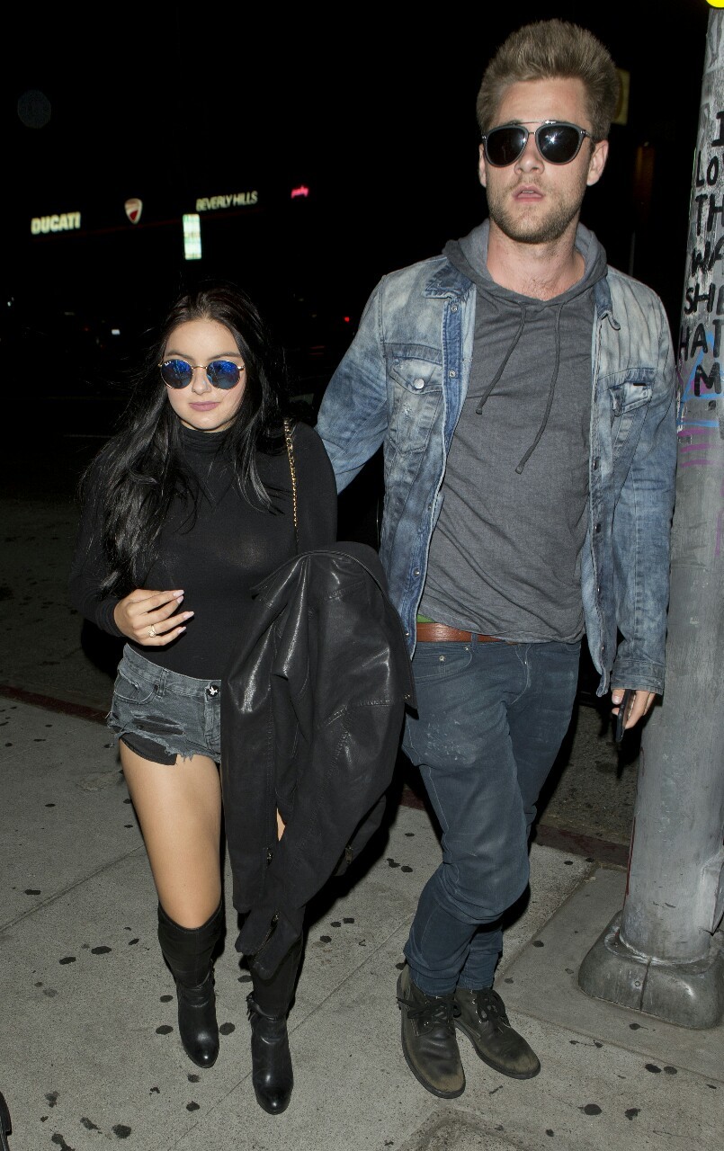 slipnips4u:  Ariel Winter see through