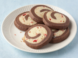 foodffs:  Alton’s Chocolate Peppermint Pinwheel Cookies Really nice recipes. Every hour.