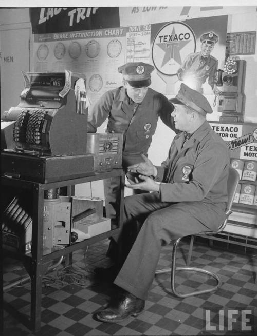 Texaco gas station tunes into the Texaco Star Theatre(Hansel Mieth. 1938)