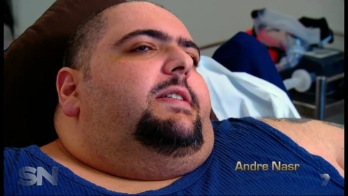 massivemyke:  iwanttobeafatman:  fatbearcub:  Fattest Australian  1029-pound, 35-year old man. BMI was 145  https://au.news.yahoo.com/sunday-night/features/a/27776106/i-was-eating-myself-to-death/  Such an inspiration for this lil young aussie  Fuck yeah!