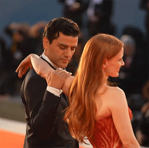 deseame–suerte:  santiagogarcia:  OSCAR ISAAC and JESSICA CHASTAIN at the 78th Venice Film Festival HBO Scenes From a Marriage red carpet   aaaaaaaaa <3