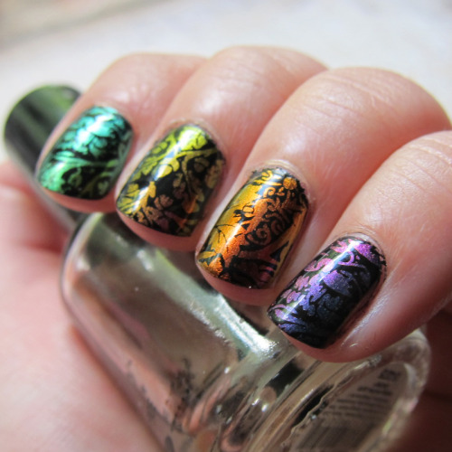 sihayadesigns:Today’s manicure: a Pre-Raphaelite-inspired William Morris-style print stamped over mu