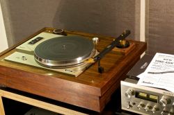 Teac TN-102 turntable with a magnetically