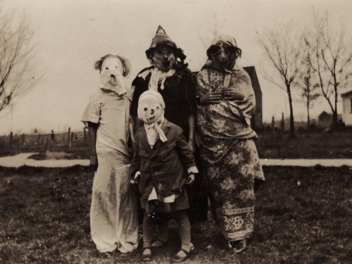 antipahtico:   Anonymous Halloween Photographs  1875/1955