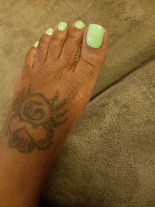 I have a fetish for gorgeous feet and toes!!