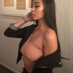 db7093:  Look at my highlight and my boobs