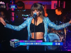 shaking-off-the-bad-blood:  QUEEN IM CRYING THERE ARE TEARS OH MY GOD YAS AND HOW ARE YOU NOT COLD ITS 30 DEGREES taylorswift  Real talk, she&rsquo;s beautiful.  I&rsquo;d totally want to be her.