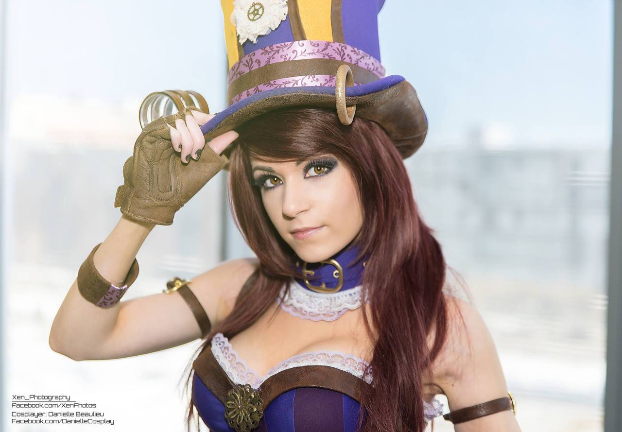 league-of-legends-sexy-girls:  Caitlyn Cosplay