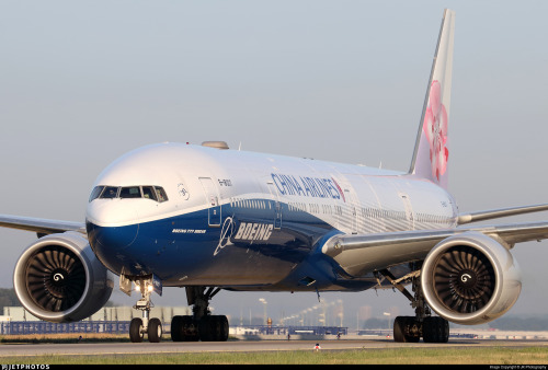 Up-close with China Airlines‘ Boeing coloured 77W