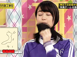 tebasaki-army:  Barefoot Drawing Relay - Young Team (Object: Banana) Seriously, how can they even hope to win this thing when they have the terrible twosome in their team. Though in all fairness, drawing was wrong even before it reached Ikuchan, lol.