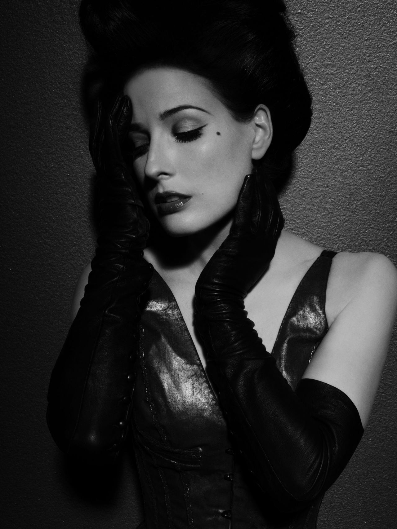 fictionalnotfactual:  Scarlett Johansson and Dita Von Teese - Flaunt USA October