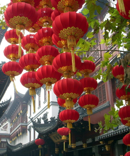 Red lanterns in Shanghai, China (by kexi).