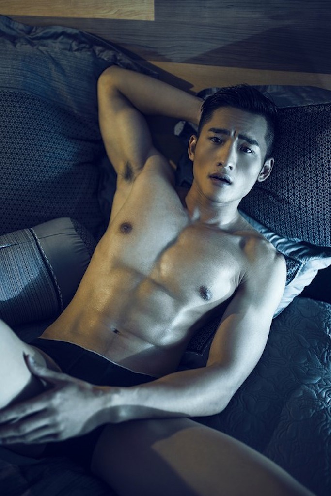 zenxyf:  【 IN THE BEDROOM 】浪漫· 酷极了的一组男模内裤广告摄影，由24岁的亚裔模特