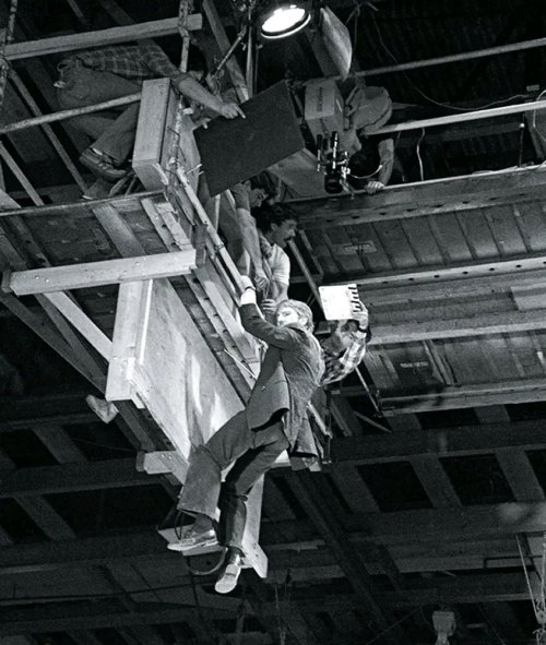 Alan Rickman shooting his final scene as Hans Gruber in ‘Die Hard’ (1988). Nudes & Noises  