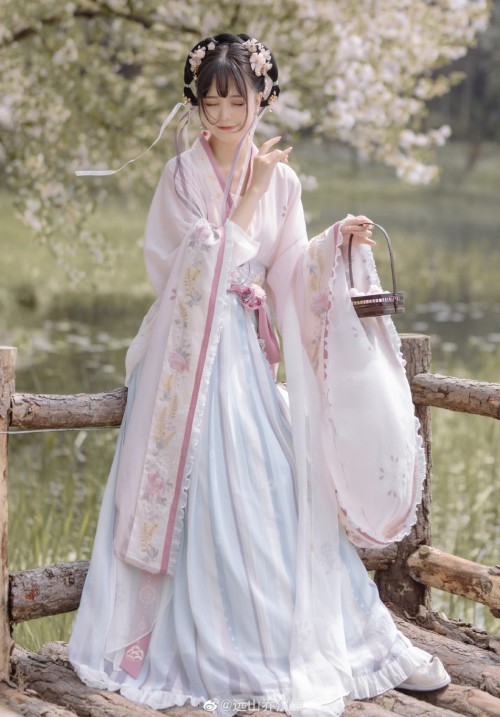 ziseviolet:Lovely Chinese hanfu outfits inspired by Chinese flower goddesses (huashen/花神) that are c