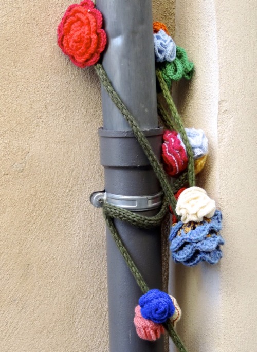 Décorations sur un drain de toiture, Gigondas, Vaucluse, 2016.