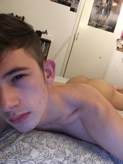 tfootielover:  starr-l0rd:  I got my hair cut. Can you tell?  the short hair on the side and the clean cut around the ear say hair cut and them sweet cheeks say eat me nom noms you pretty boi