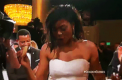 bussykween:  Taraji P. Henson Hands Out Cookies During Her Golden Globes Acceptance