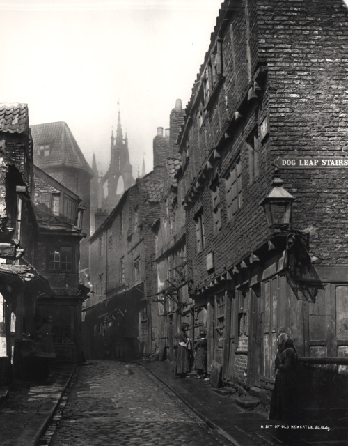 dieselpunkflimflam:onceuponatown:Dickensian squalor of old Newcastle upon Tyne. Between ca. 1880-190