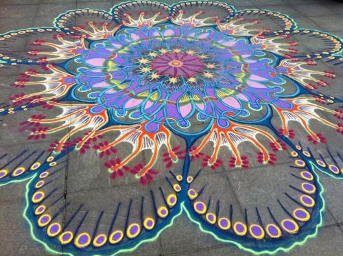 tealeavesandtransition: miishakasha: Joe Mangrum creates beautiful Sand Paintings with his Hands 