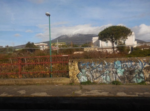 Stazione di Pompei Scavi, ferrovia Circumvesuviana, Campania, 2019.