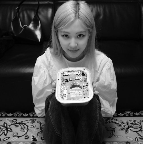 blackpink-news: [IG] 210211 roses_are_rosie: Officially 25!!!!!!! Vlive in 30 minutes ;)  美女