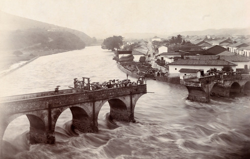 A rush of water in freshet season collapses Tegucigalpa&rsquo;s arched bridge in Honduras, Augus