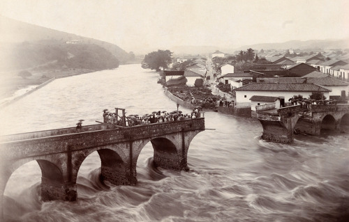 A rush of water in freshet season collapses Tegucigalpa’s arched bridge in Honduras, August 19