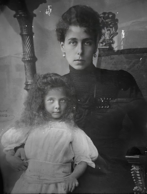 princesselisabethofhesse:Princess Elisabeth of Hesse posing with her mother, Victoria Melita. Photog