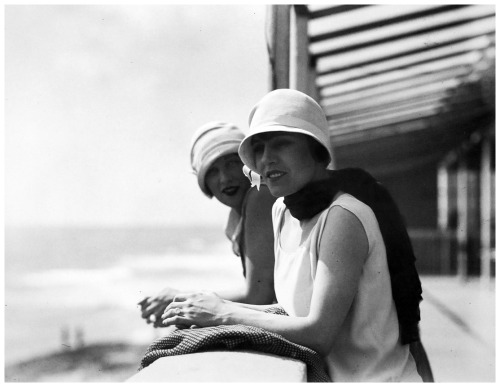 Ivonne y Bibi, Royan 1926Jacques Henri Lartigue