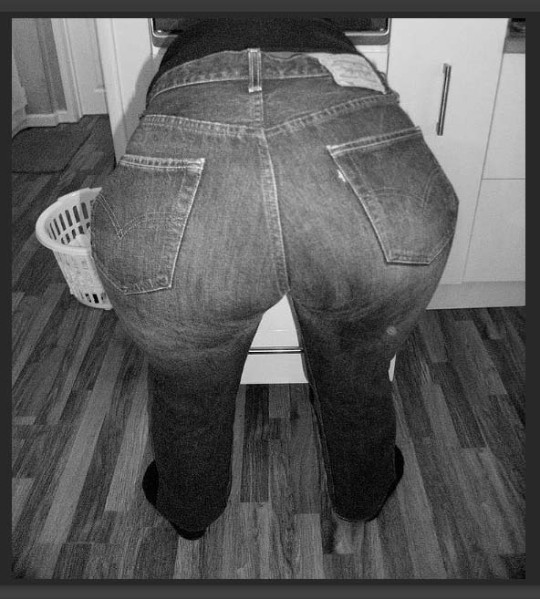 levis butt rip jeans