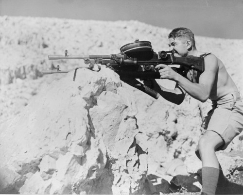 historylover1230: A soldier from New Zealand takes aim with twin Bren guns in Libya, 1942