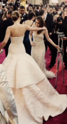  Jennifer Lawrence helping Kristen Stewart