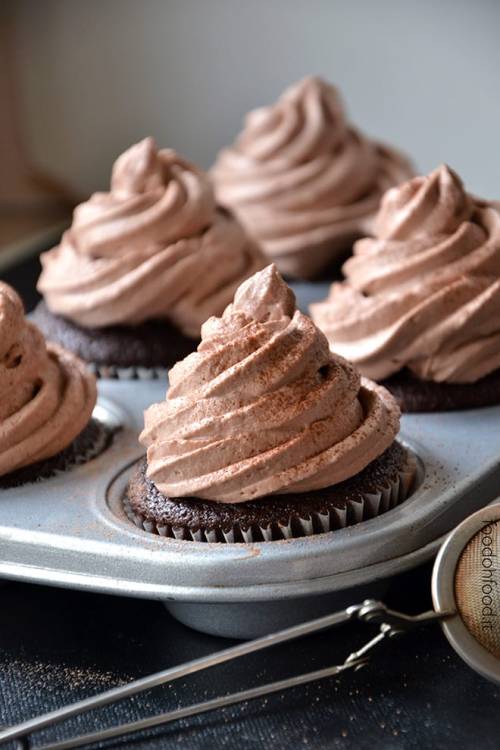 fullcravings:Chocolate Cupcakes with Mascarpone and Cocoa Frosting