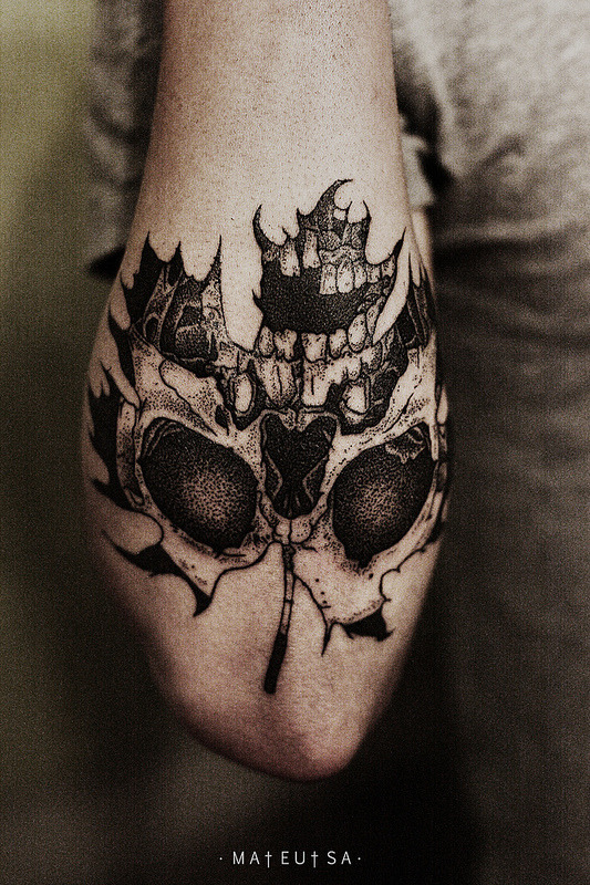 exhibitionistatheart:  1337tattoos:  Roman Mateutsa  fucking cool ♥